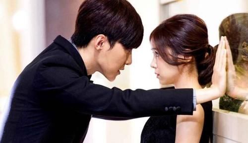 女人最招架不住的壞動作是什么，摸頭殺加背后擁抱