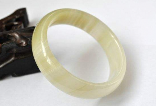 新疆藍田玉手鐲一般多少錢,中等品質價格在1萬至3萬元